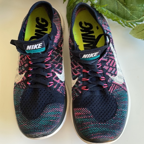 Nike running shoes for women - Picture 2 of 6